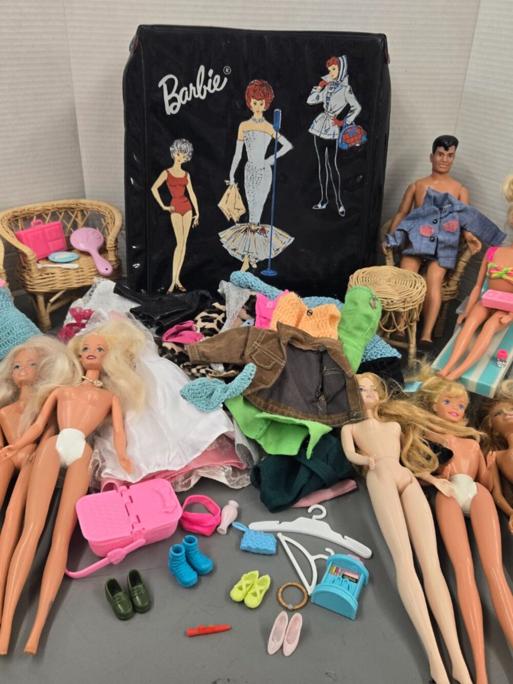 1963 Barbie Doll Case Vintage Wicker set Mixed Dolls Clothes Lot AS IS - Picture 5 of 16